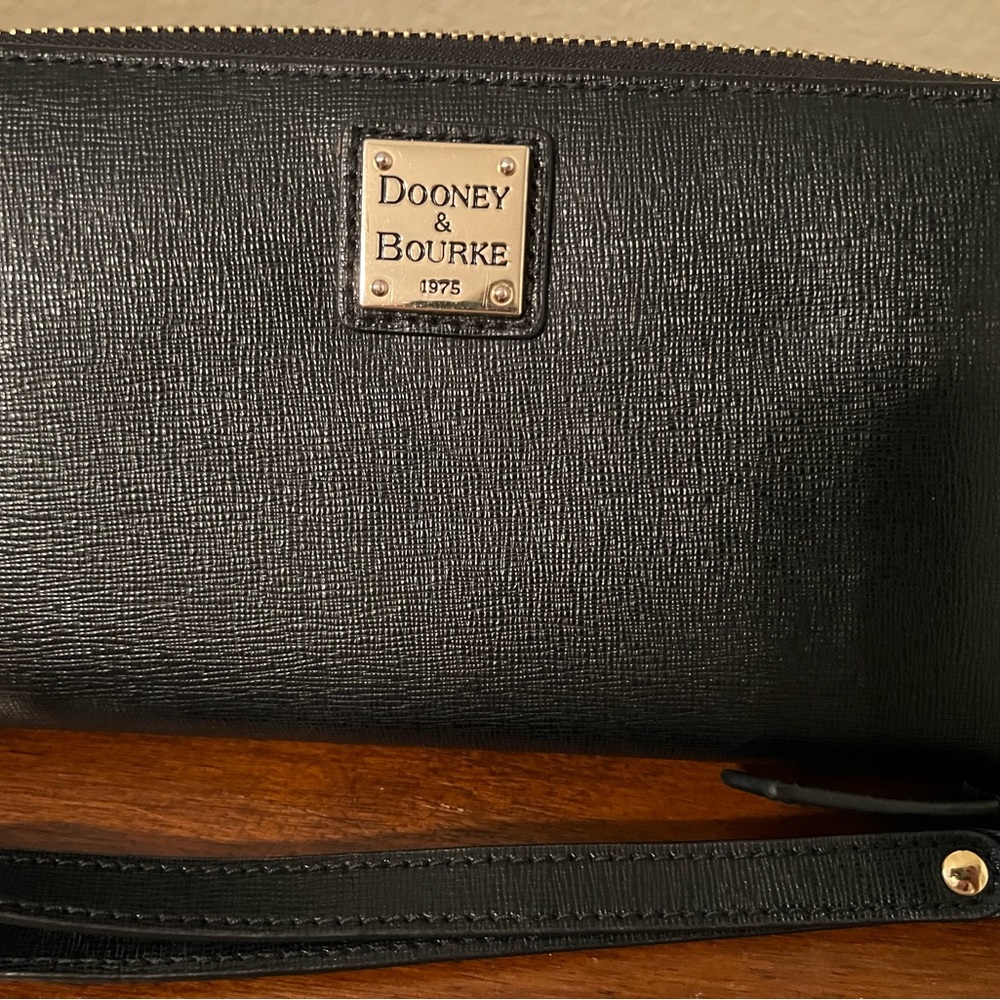 Dooney & Bourke wallet clutch. Black. Great condition